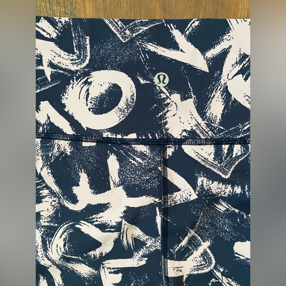Lululemon Wunder Under Legging women’s 10 Graffiti  Antoinette Navy Hi Rise Crop - Picture 11 of 13